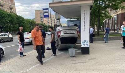 Автомобиль врезался в остановку на западе Москвы