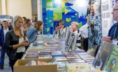 Впервые на Дворцовой площади открылся 16-й Международный Санкт-Петербургский книжный салон