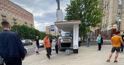 Автомобиль влетел в остановку на Кутузовском проспекте Москвы