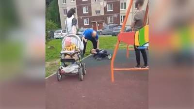 Мужчина избил ребенка на детской площадке и попал на видео