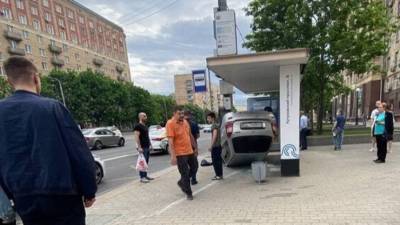 Жесткое видео: авто влетело в остановку на Кутузовском проспекте и перевернулось
