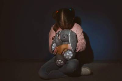В России подростки изнасиловали бутылкой 11-летнюю девочку и отправили видео матери