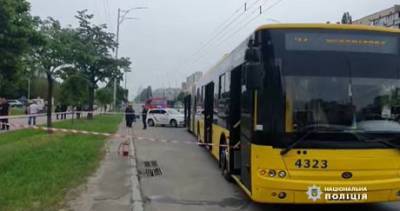 В Киеве в автобус с пассажирами бросили зажигательную смесь (ВИДЕО)