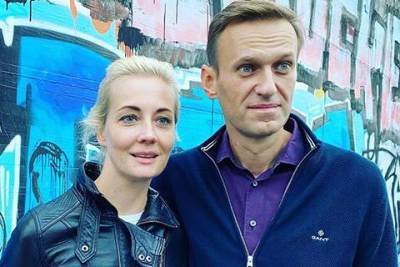 Жена Алексея Навального Юлия показала телеграмму, которую он прислал ей из колонии: "Становится скучновато"