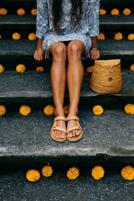 5 модных способов носить массивные сандалии этим летом