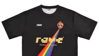 Бренд одежды выпустил футболку со стилизованной эмблемой ЦСКА в поддержку ЛГБТК-сообщества