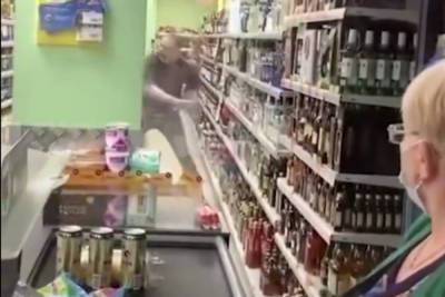Житель Люберец разгромил полки с алкоголем в супермаркете и умер