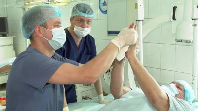 Обманули природу. Новосибирские врачи за 3 дня лечат генетическую болезнь рук