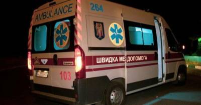 Разбитая легковушка и трое пострадавших: на Черниговщине пьяный водитель въехал в толпу пешеходов - tsn.ua