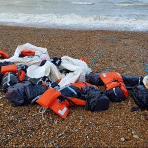 На побережье в Британии выбросило почти тонну кокаина. Фото
