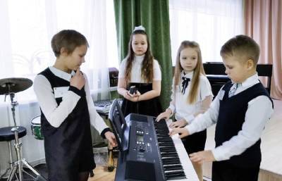 Для юных музыкантов из Нижнего Одеса приобрели новые синтезаторы
