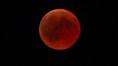 Астроном объяснил, почему Луна становится красной во время затмения