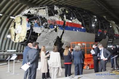Голландская «инсталляция» обломков MH17