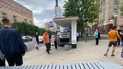 Автомобиль врезался в остановку на юго-западе Москвы