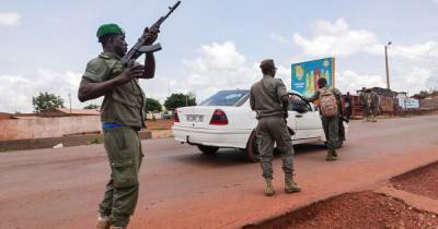 Госпереворот в Мали: временных президента и премьера освободят постепенно