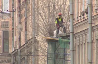 Власти Петербурга объяснили снос десятков балконов в центре города