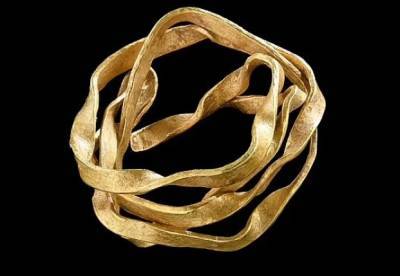 Археологи нашли золотое кольцо, которому 3800 лет