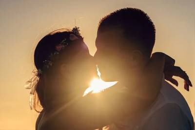 Ариана Гранде поделилась с поклонниками фото свадебного поцелуя с возлюбленным