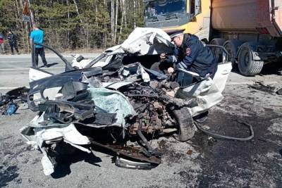 На Урале в столкновении четырех грузовиков погиб водитель КамАЗа