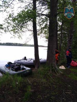 В Приозерском районе рыбаки застряли на лодке посреди озера из-за сломавшегося мотора