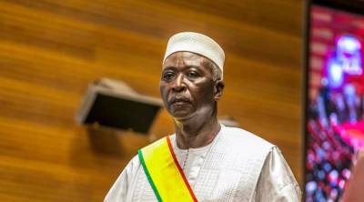 Президент и премьер Мали подали в отставку после ареста