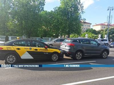 Минский таксист врезался во внедорожник на проспекте Независимости