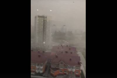 В соцсетях очевидцы выложили фото последствий града и урагана в Омской области