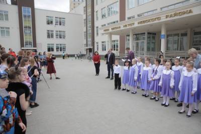 Михаил Романов принял участие в открытии семейного творческого фестиваля в школе №707 Невского района