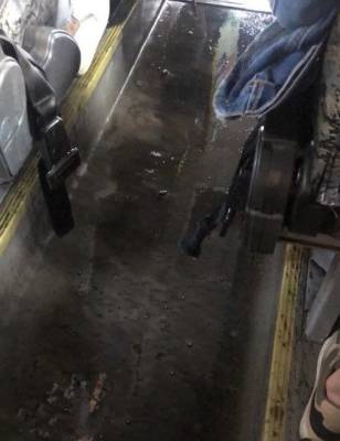 В Кузбассе пассажиров автобуса облило из-под пола чёрной водой