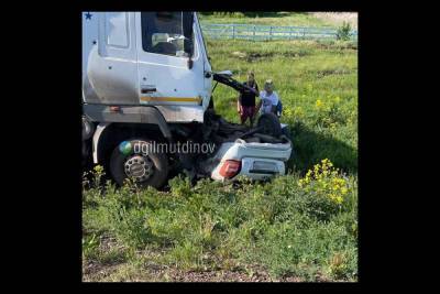 В Башкирии водитель легковушки чудом выжил в страшном столкновении с грузовиком