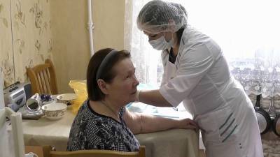 Маломобильных жителей российских регионов вакцинируют от COVID-19 на дому