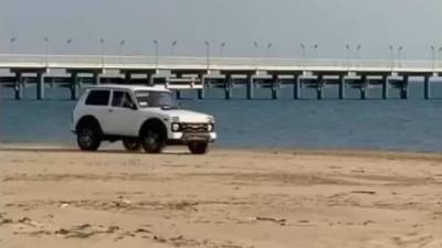 Очевидцы выложили в сеть видео, как "гоняет" по пляжу Анапы "Нива"