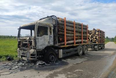 В Холм-Жирковском районе на ходу загорелся грузовик