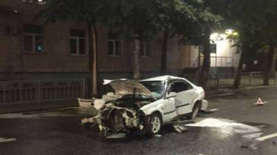В центре Воронежа пьяный водитель врезался в дерево и забор