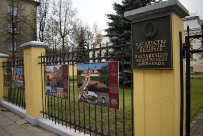 На территорию посольства Беларуси в Вильнюсе вброшены две бутылки с краской