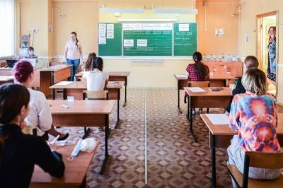 Голикова поручила усилить меры безопасности в школах во время ЕГЭ