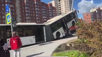 Автобус оказался на столбе в результате ДТП на Ленинском проспекте