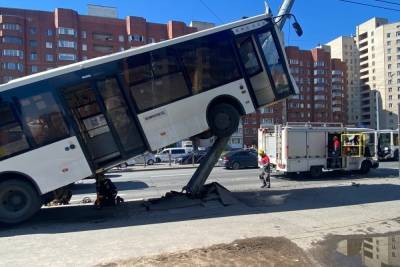 Автобус врезался в столб на Ленинском проспекте