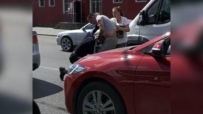 В Челябинске водители маршрутки и легковушки устроили драку на дороге
