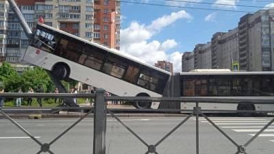 Автобус завис на фонарном столбе после ДТП в Петербурге