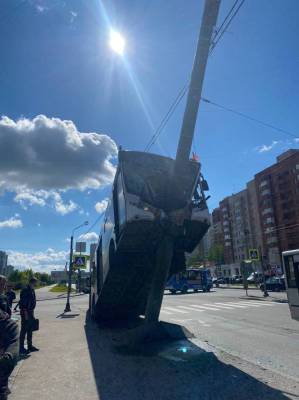 Фото, видео: в Петербурге автобус с пассажирами влетел в столб