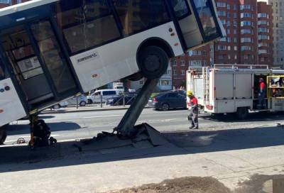Момент ДТП автобуса со столбом в Петербурге попал на видео