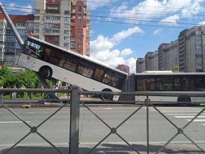 Пассажирский автобус врезался в столб в Петербурге