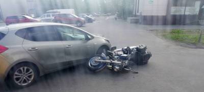В Петрозаводске мотоциклист упал под колеса автомобиля (ВИДЕО)