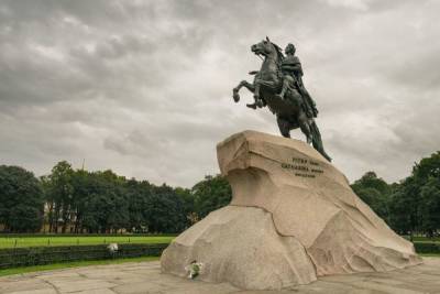 Петру I на Сенатской площади возложили цветы в День города