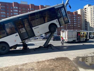 В Петербурге пассажирский автобус врезался в столб на Ленинском проспекте