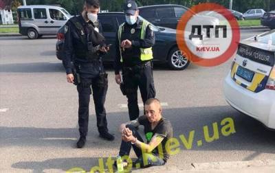 В Киеве мужчина пытался принять наркотики в авто патрульных