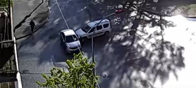 Автомобиль развернуло от удара после ДТП в центре Петрозаводска (ВИДЕО)