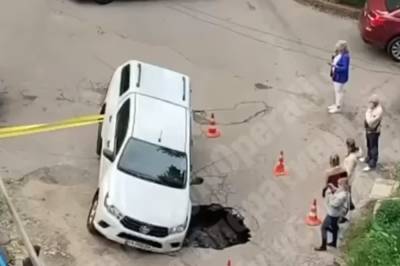 В Киеве внедорожник ушел под землю, водитель оказался в ловушке: фото с места ЧП и подробности