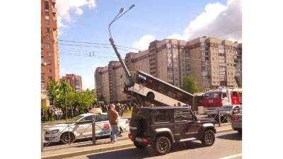 Пять человек пострадали после наезда автобуса на столб в Петербурге